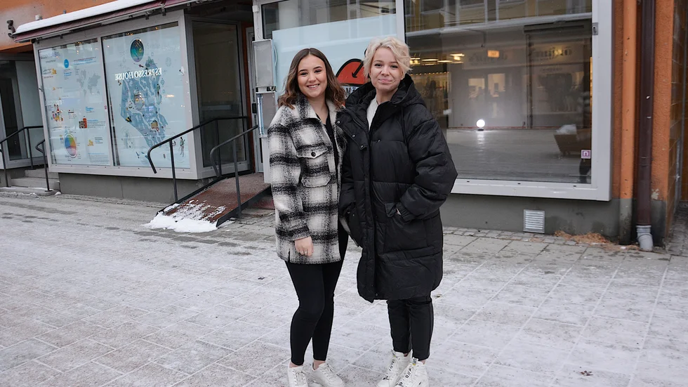 Emmy Lundmark och Hanna Nordgren framför sin affärslokal. Butiken kommer att heta Hygge Hem.