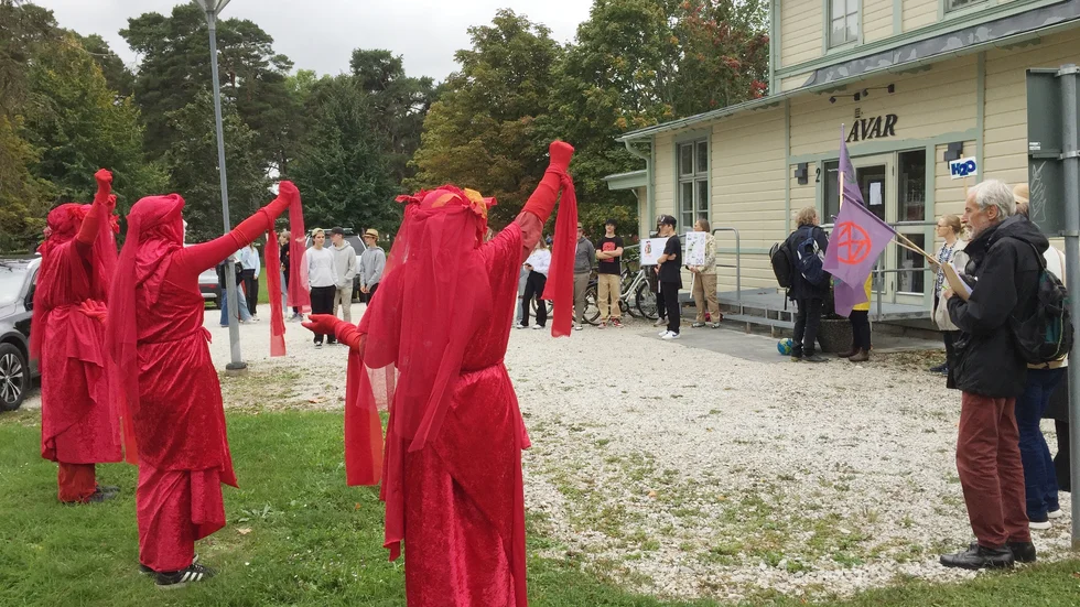 Under en domstolsförhandling i Visby i september manifesterade flera grupper mot stenbrytningen.