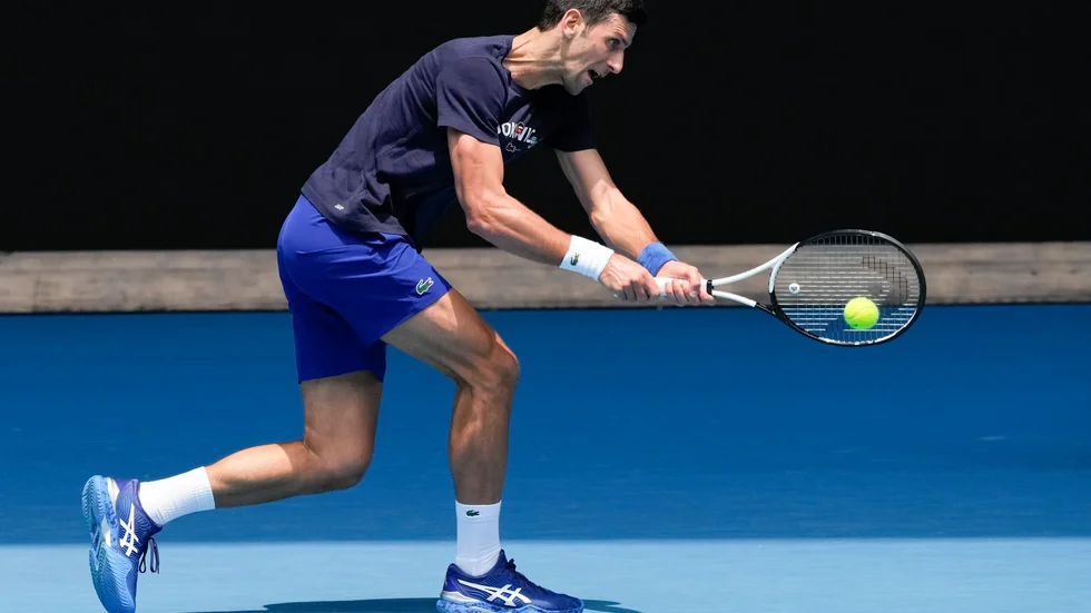Om Novak Djokovic tillåts delta i Australian Open blir det inför halvfulla läktare.
