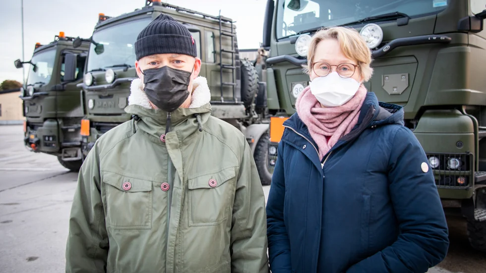 Fredrik Malmerfeldt, medicinsk verksamhetchef inom Försvarshälsan, och Monica Eneholm, läkare inom Försvarsmakten, säger att man i dagsläget inte har speciellt många fall av covid-19 bland soldaterna på ön. 