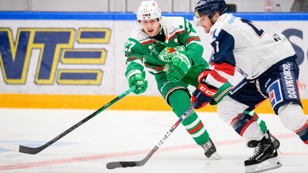 Rögles Linus Sjödin och Linköpings Broc Little drabbar samman i SHL-matchen mellan Rögle och LHC.