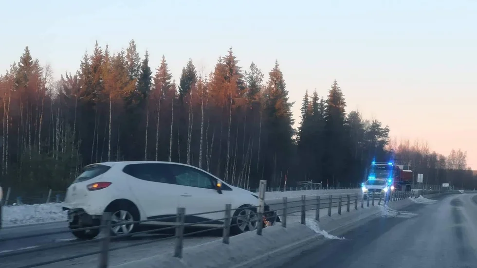 En bild har kolliderat med mitträcket på väg E4 vid Ersnäs. 