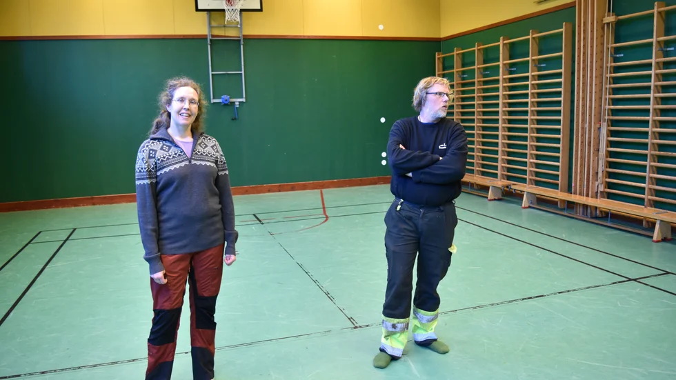 Mari Sellin och Ulrik Saanum inne i Björkfors gymnastikhall.