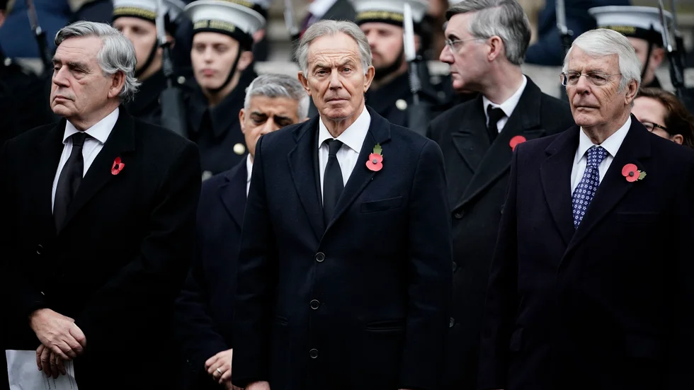 Adlandet av den tidigare brittiska premiärministern Tony Blair (mitten) har mött skarp kritik. Arkivbild från gudstjänst i London, med expremiärministerkollegorna Gordon Brown och John Major på ömse sida.