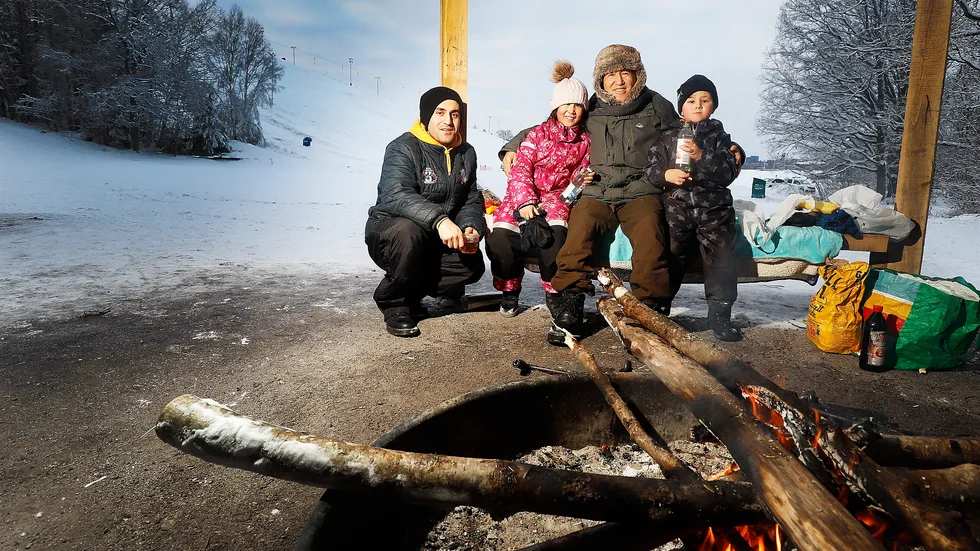 Muhammad Ghafoori med barnbarnen Jasmin och Elias Mohseni och sonen Ali Ghafoori inviger den nybyggda grillplatsen i Vilsta.