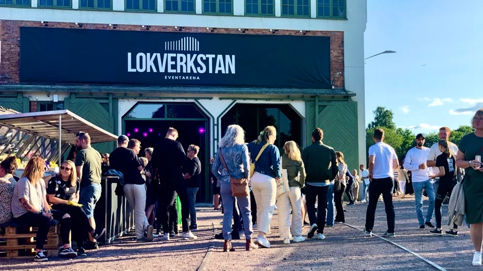 Publiken köar utanför Lokverkstan.