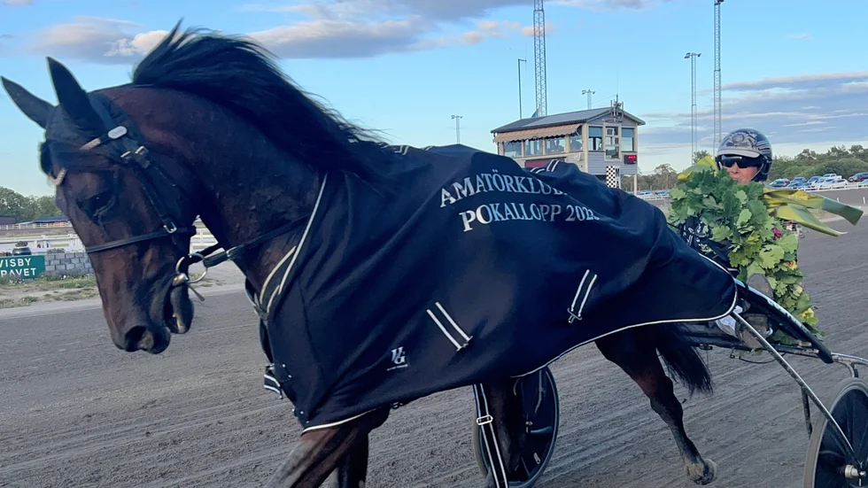 Pigg och glad pokalvinnare. Admiral T.R. vann tillsammans med Elin Nordqvist Amatörklubbens Pokallopp 2023. 
