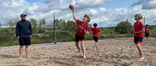 Skippar badet – kör handboll på beachen