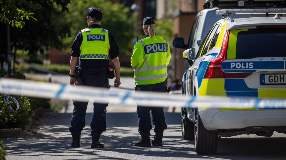 En parkeringsplats i Kåbo spärrades av efter skottlossningen och det pågick en stor polisinsats. 