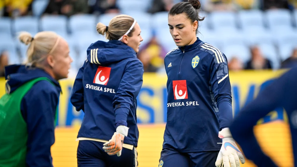 Sveriges målvaktsduo Jennifer Falk och Zecira Musovic för upp om platsen mellan stolparna i söndagens VM-premiär mot Sydafrika. Arkivbild.