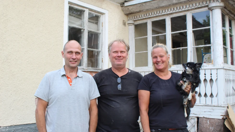 Fredrik Eliasson, Morgan Persson och Sofie Eliasson har tagit sig an uppgiften att rädda huset i Överum. "Jag föll för arkitekturen, det är ett vackert hus", säger Morgan.