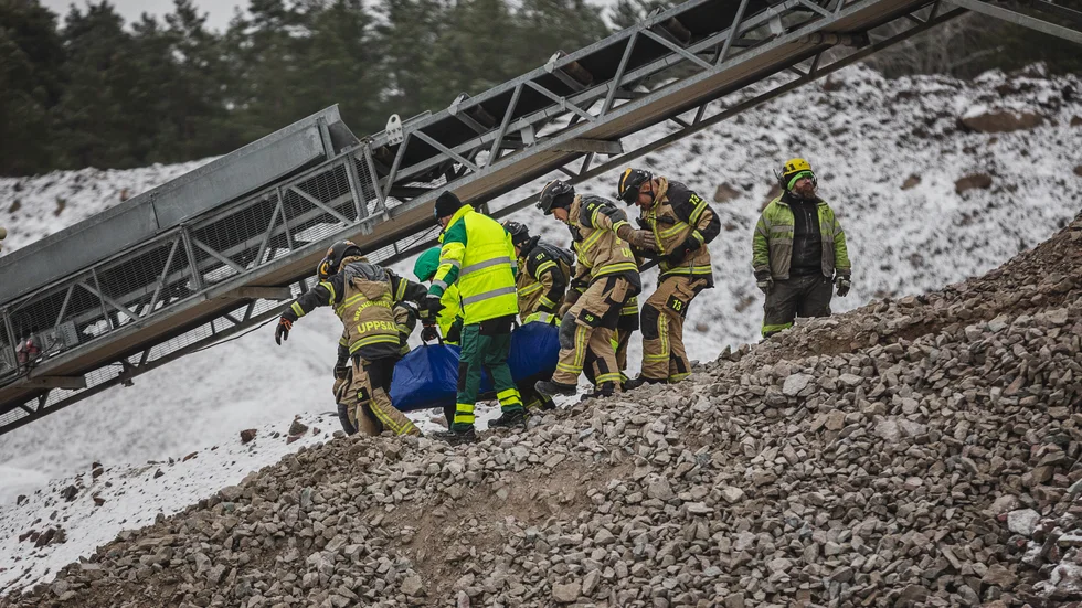 Mannen kunde räddas ur schaktmassorna vid 10.50-tiden.