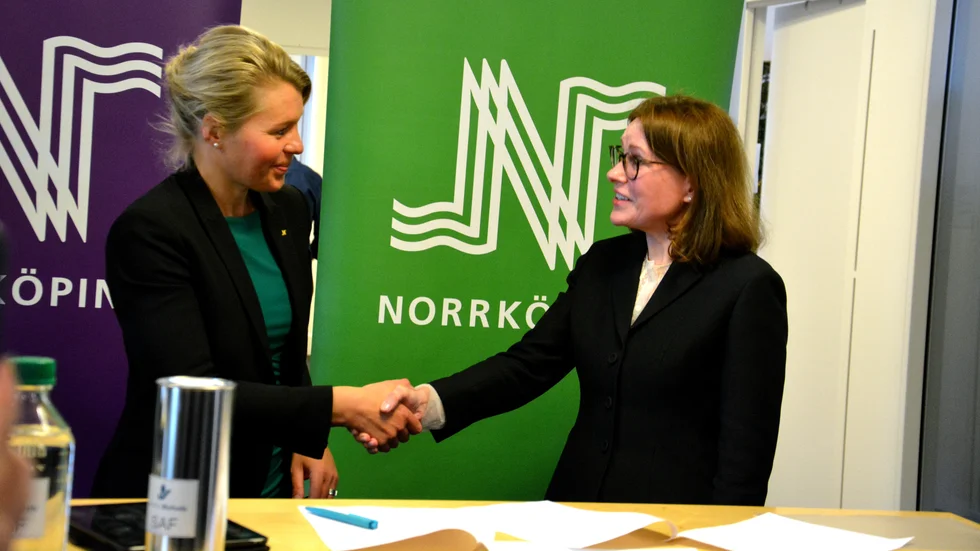 Sophia Jarl (M) och Angelica Hull, vd för Swedish Biofuel när avsiktsförklaringen gjordes i november 2023.