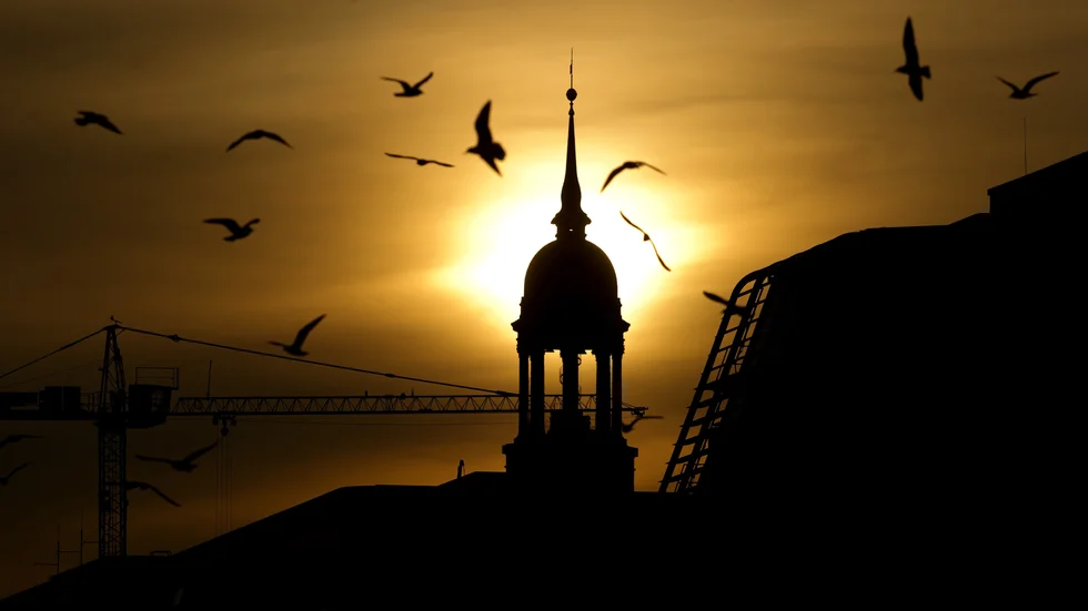 Den protestantiska kyrkans överhuvud i Tyskland avgår. Här syns kyrktornet på S:t Mikaelskyrkan i Hamburg. Arkivbild.