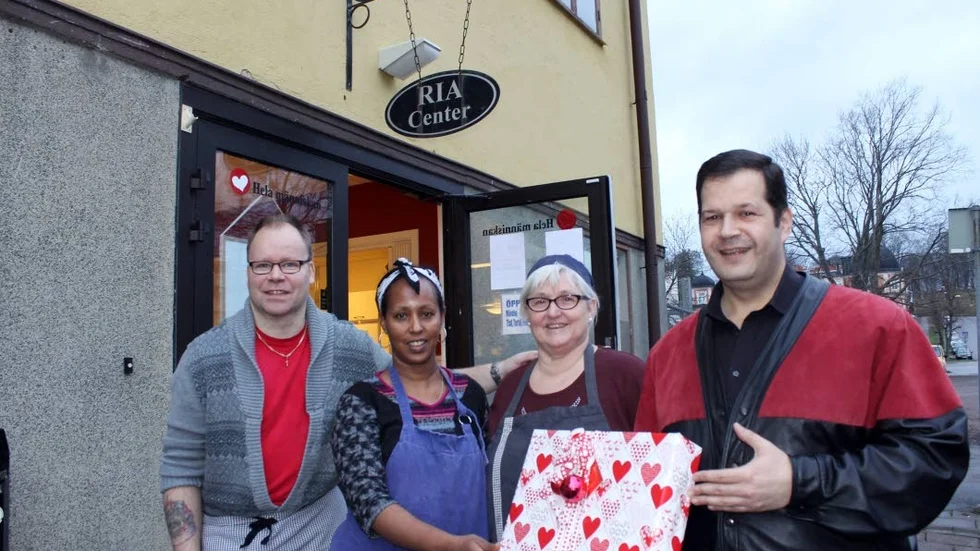 Julfestfixarna Jimmy Karlsson och Natsnet Teklay, köksbiträden,  Bibbi Fred, husmor och Joni Berg, verksamhetsassistent, fixar "En jul för alla" på Ria.