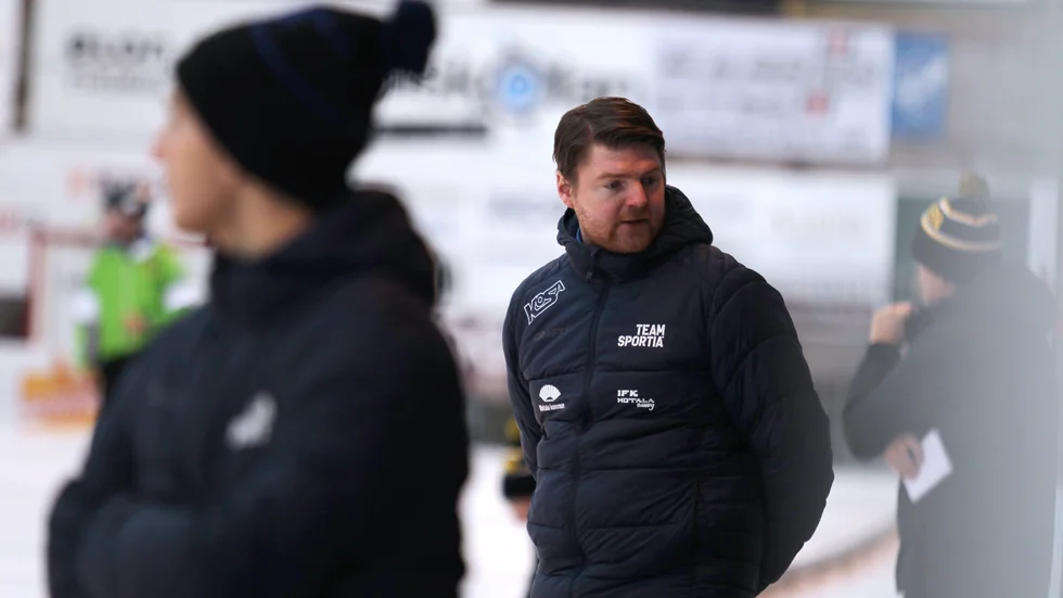 Nu är det klart vem som tar platsen bredvid Simon Hansson. Det blir Håkan Rohlén som kommer tillbaka i IFK:s tränarstab.