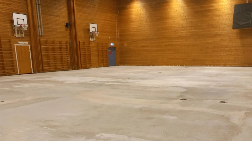 En naken betongplatta möter den som kikar in i Tjällmo idrottshall. Saneringen efter den omfattande fuktskadan fortlöper. 