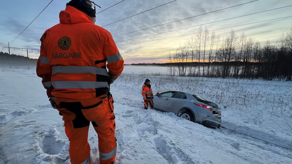 En bil körde av vägen på Björkskataleden på tisdagen.