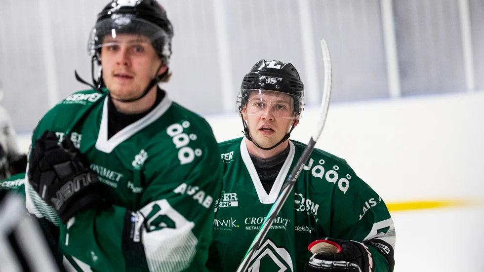 Melker Malmström till vänster gjorde det viktiga 4-4-målet i tredje perioden och Adam Eriksson till höger satte den avgörande straffen som gav Rosvik två poäng.