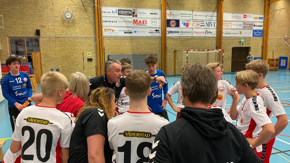 Johan Parmbäck, tidigare ligaspelare i Lindesberg, dirigerar sitt Vadstena HF-lag under en timeout mot Kungälv. 25-25 slutade inledningsmatchen i USM:s steg tre för VHF.