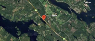 Bil körde in i mitträcke på E4 söder om Skellefteå 