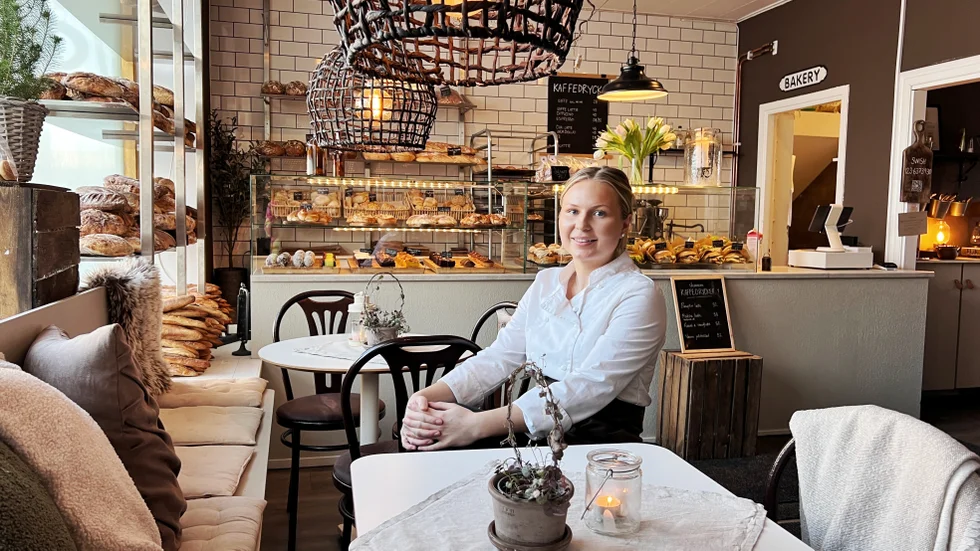 Julia Karlsson driver Bageri Hamilton i Vadstena sedan bageriet sedan maj 2022. "Jag hade aldrig varit här innan vi kom hit och tittade på lokalen, men jag hade redan en bild framför mig, om hur jag ville ha mitt eget bageri. Vi hade stängt en vecka och renoverade. Det var full fart första sommaren, vi var inte beredda på så mycket folk. Inför förra sommaren hade man med sig mer lärdom".
