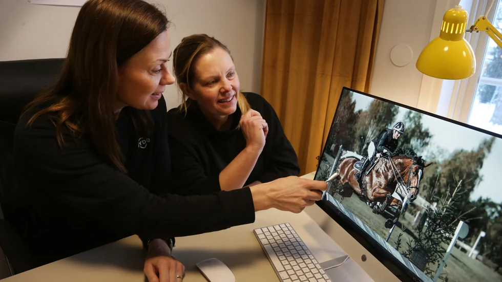 Sanna-Marie Pettersson och Karin Falkemo har uppfunnit en helt ny typ av stigbygel som de tror kommer att bli standard inom ridsporten i framtiden.