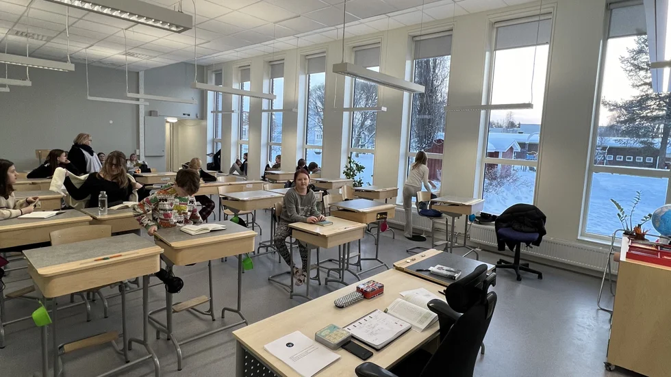 Aulans höga fönster har behållits och fönsterbrädorna har blivit en favoritplats för eleverna när de ska läsa skönlitteratur.