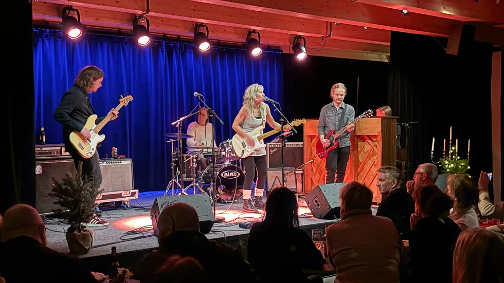 Gästerna Lotta och Peter jammar med Husbandet som består av: Oscar Åström, bas, Sebasthian Regina, gitarr, Mattias Lindh, klaviatur, Peter Käll, trummor, Lotta, gitarr och sång.