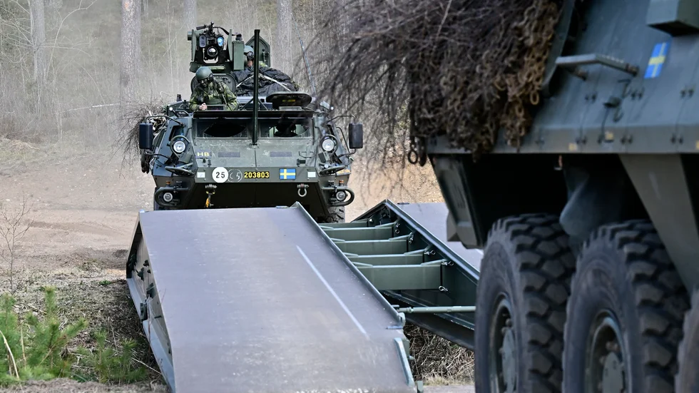 Svenska försvaret övar anfall i terräng med pansarterrängbil. Men var ska pengarna till upprustningen tas ifrån, undrar debattören.