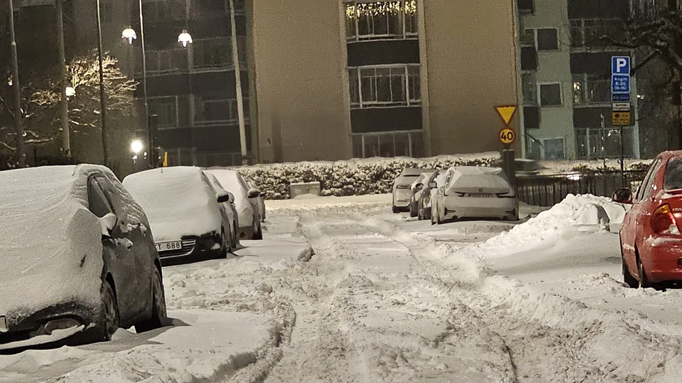 Många bilister fick att göra för att få loss bilarna efter snöfallet.