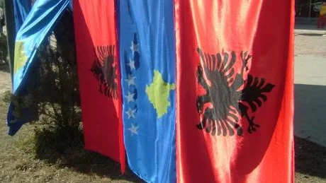 På många platser i huvudstaden Pristina finns flaggor till försäljning. Den albanska med dubbelörn på röd botten är de etniska albanernas symbol. Den blå-gula är den nya nationen Kosovas flagga. Foto: Lena Pettersson
