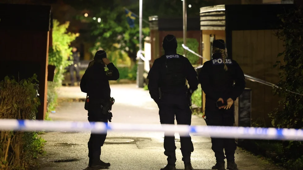 Larmet kom strax före midnatt. Två kvinnor befann sig i bostaden, ingen skadades.