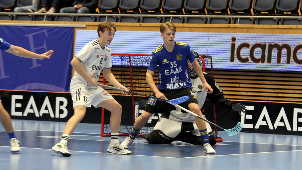 Hampus Hallén, t h, var 17 år när han debuterade för Hagunda i superligan.