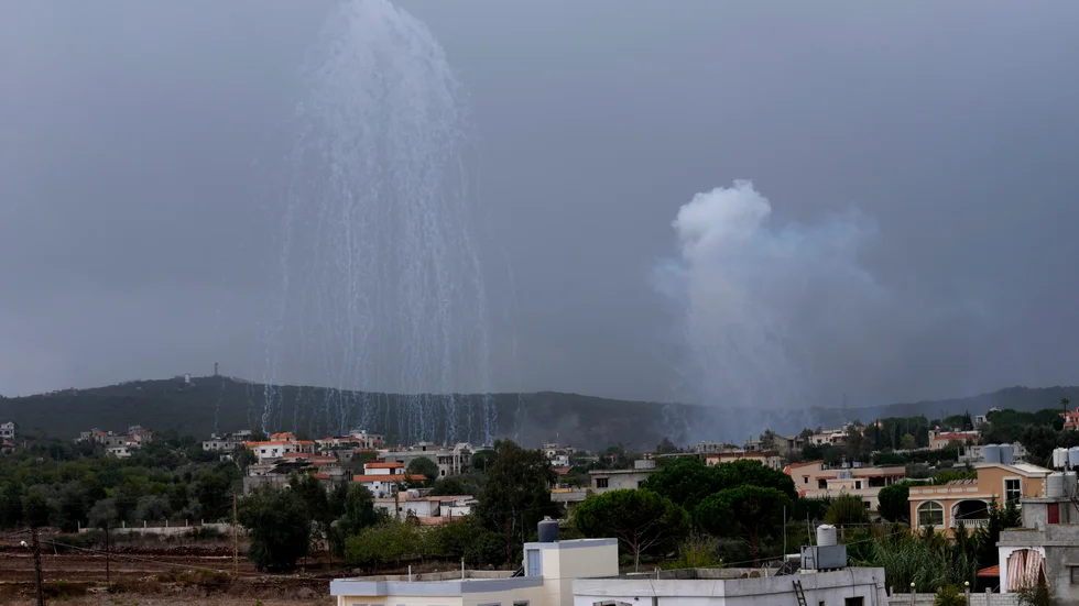 En bild från när en granat avfyrad av Israel exploderade över en libanesisk gränsstad. Natten mot tisdagen uppger Israels armé att man attackerat Hizbollah-mål i Libanon. Arkivbild.