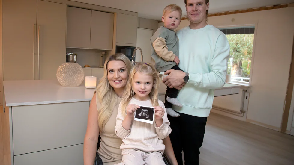 Mamma Åsa, storasyster Mindie och maken Marcus med sonen Milio i famnen. väntar ivrigt och med mycket kärlek på den nya familjemedlemmen.