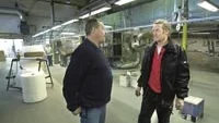 Alla åtta jobben vid Västerviks Pulverlackering AB är räddade efter det att den anställde Douglas Sjöström, till vänster, och fastighetsägaren Lars Ingbrand tillsammans tar över företaget. Nu behöver man i stället nyanställa två man för att hinna med alla order företaget har. Foto: ANDERS LILJEGREN
