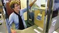 Det här är inte den enda poströsten som kassachef Margareta Fredriksson och hennes kollegor på Svensk kassaservice i Västervik fått stoppa i valurnan de senaste dagarna. Mellan 200300 person om dagen har valt att poströsta i Västervik. Foto: MAGNUS GLANS