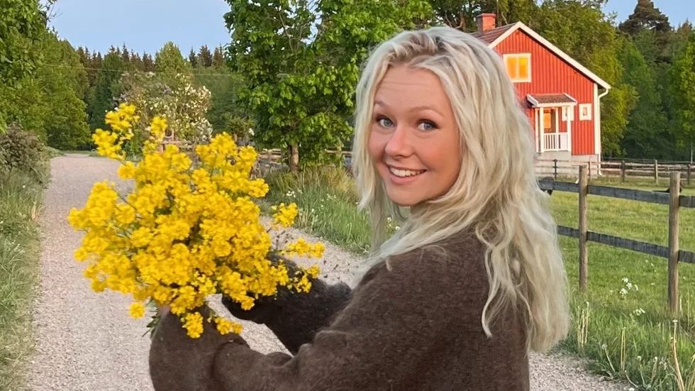 "Jag hoppas kunna synliggöra de osynliga genom mitt engagemang och ge en röst åt de som inte har någon och förbättra Vimmerby kommun på den fronten. Att bidra med mitt perspektiv som ung och med färskt minne ifrån skolvärden, och med särskilt hjärta för personer med funktionsnedsättningar ser jag alltså väldigt mycket fram emot", berättar Nathéa Anemyr.
