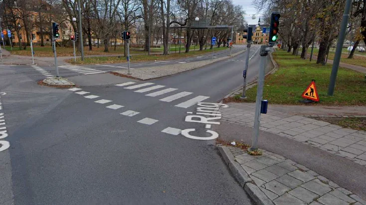 En 38-årig kvinna har åtalats för att ha ha kört personbil utan att lämna gående företräde på det bevakade övergångsstället på Järnvägsavenyn. (Bilden är hämtad ur förundersökningen.) 