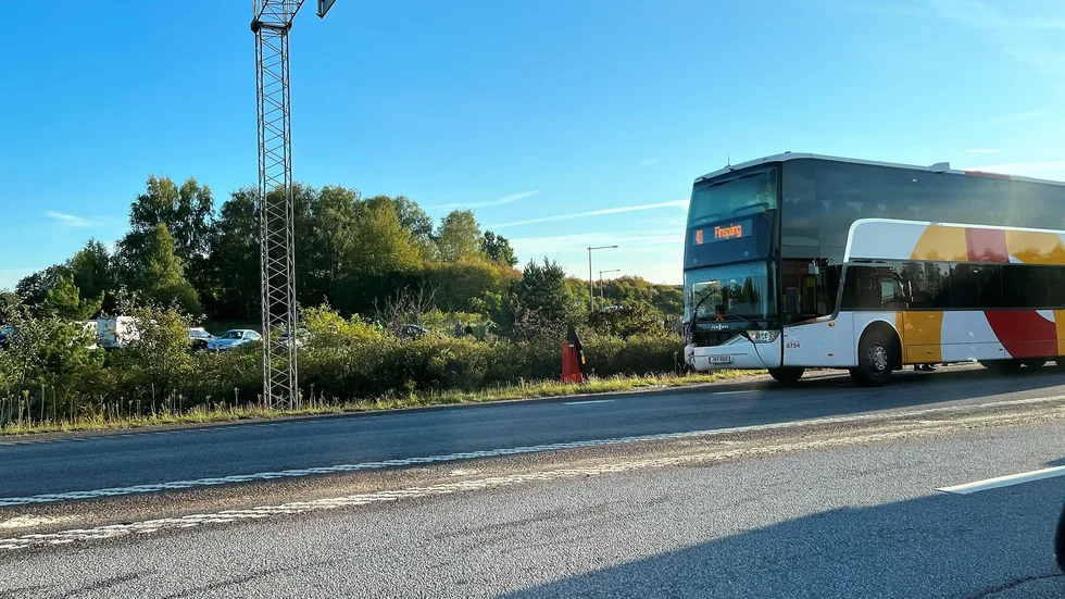 En buss och personbil krockade på 51:an på torsdagsmorgonen.