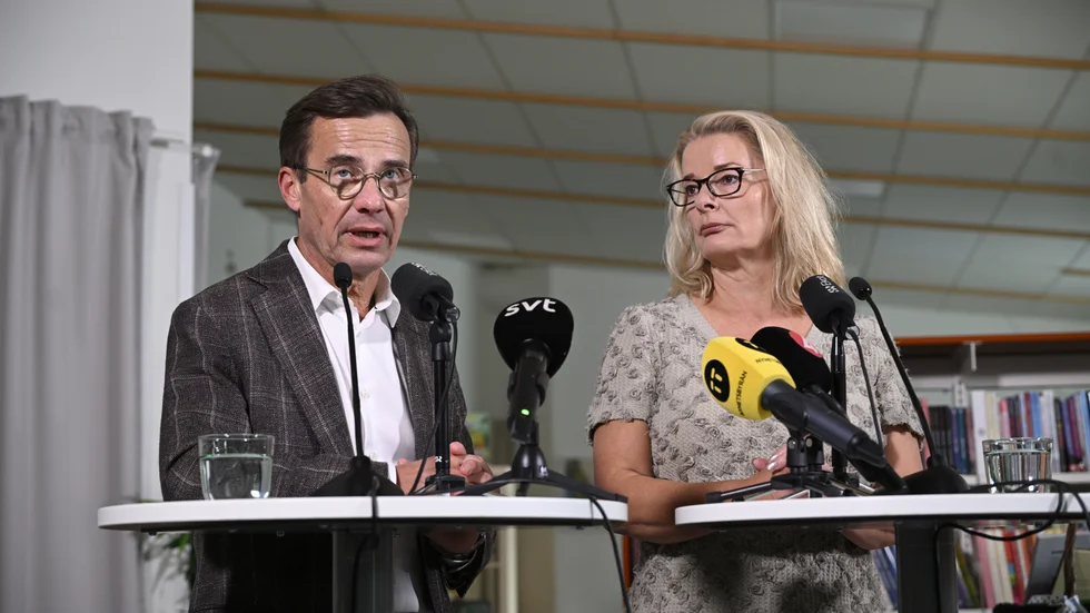 Statsminister Ulf Kristersson (M) skolminister Lotta Edholm (L) under pressträff efter ett besök på Edboskolan i Huddinge.
