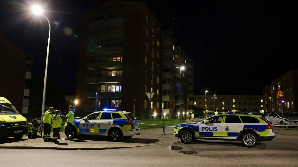 Någon eller några har skjutit mot fönster på ett bostadshus i Norrköping.