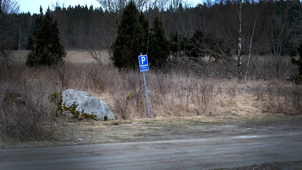 Den döde mannens bil hittades på en p-plats vid Hjältaviken. På måndag åtalas fem tonåringar för mordet. 