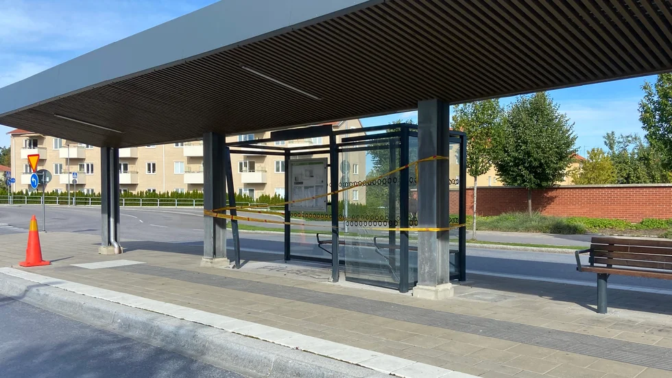 Så här ser den demolerade busskuren vid resecentrum ut dagen efter påkörningen.