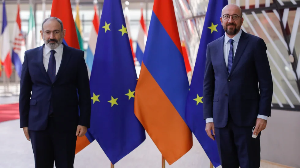 Armeniens premiärminister Nikol Pasjinjan vid ett möte med EU:s rådsordförande Charles Michel i Bryssel 2021. Arkivfoto.