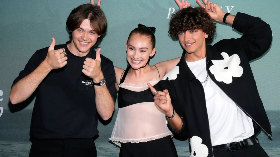 Christopher Briney, Lola Tung och Gavin Casalegno från "The summer I turned pretty". Arkivbild.