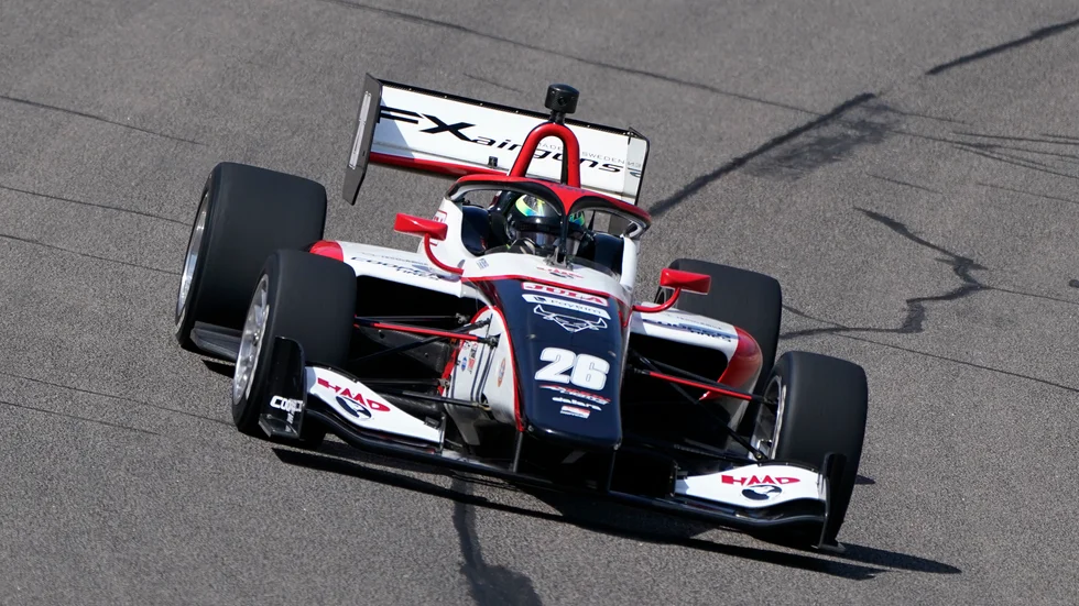 Linus Lundqvist i en Indy Light-bil i fjol. Nu har han debuterat i Indycar - och kraschat.