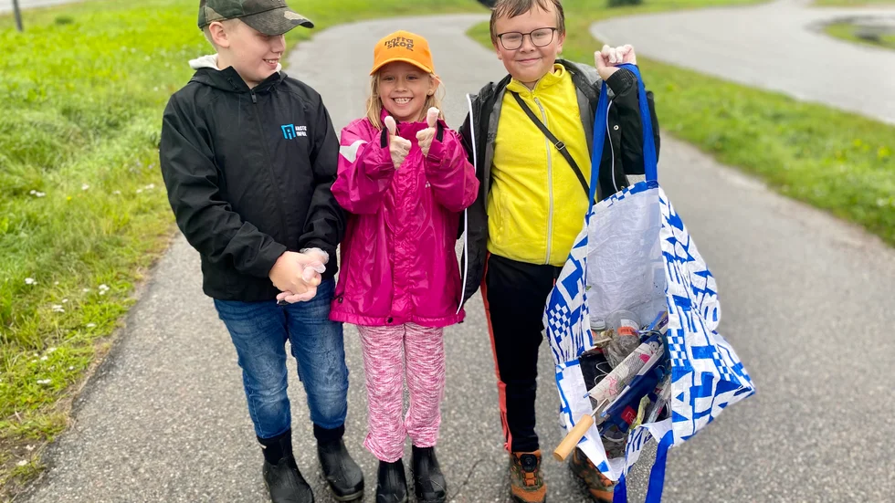 Miljöpatrullen är ute på uppdrag: Gustav Lindberg, snart elva år, hans lillasyster Saga Lindberg, åtta år och kompisen John Lidström, snart elva år håller fint i Öjebyn.