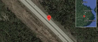 Fordon stillastående på E18 - helt stopp i ett körfält